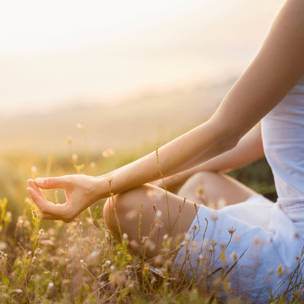 Mujer en posicion de meditacion