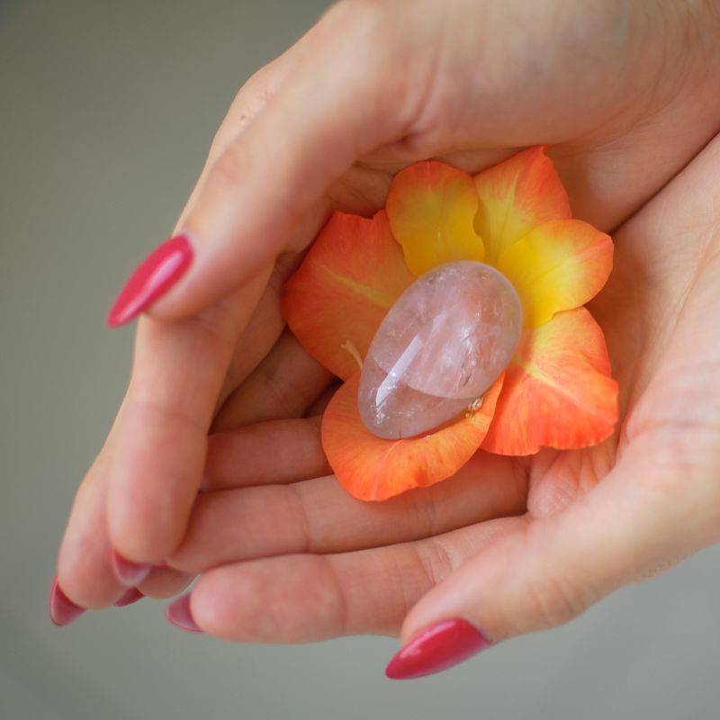 Mujer en posicion de meditacion