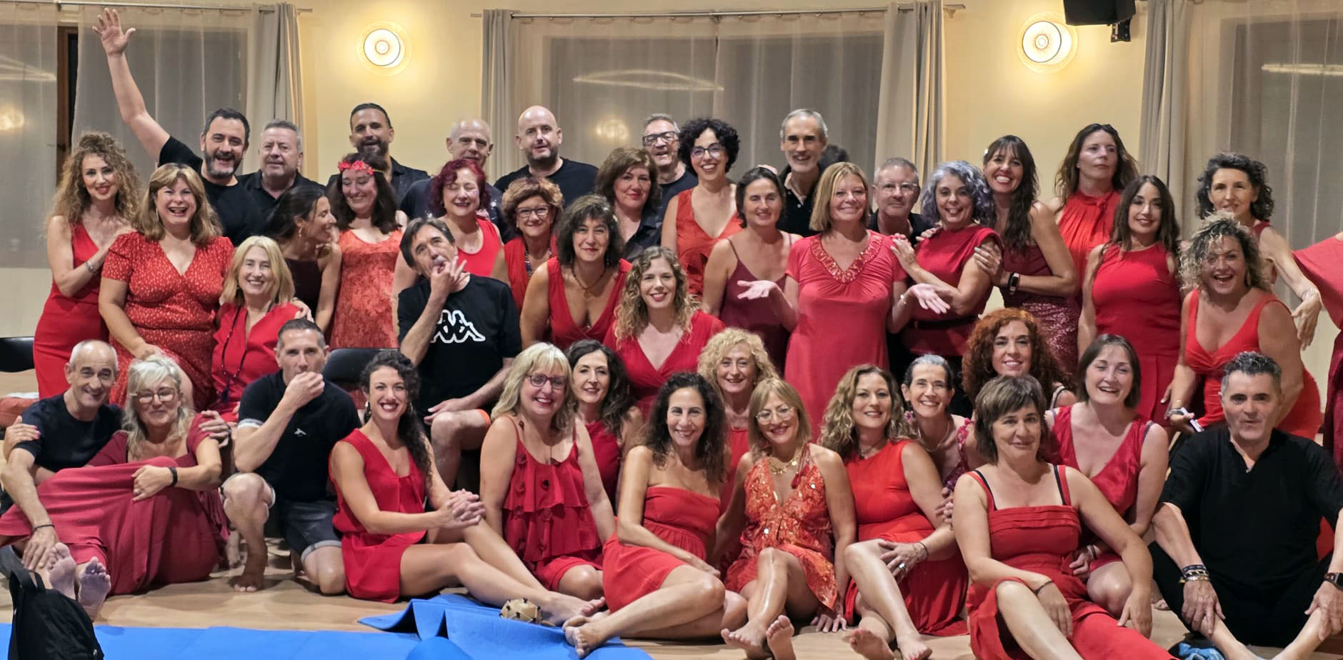 Grupo de alumnos del retiro de Vacaciones Mágicas de la Escuela Namasté, ellas de rojo y ellos de negro